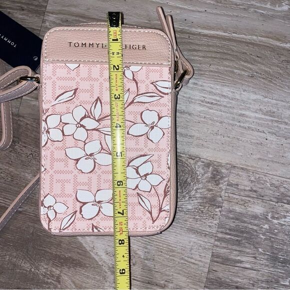 Andrea ii Phone Crossbody Bag
TOMMY HILFIGER Blush Tonal - Picture 4 of 10